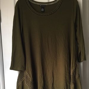 Army green quarter sleeve flows shirt with accent